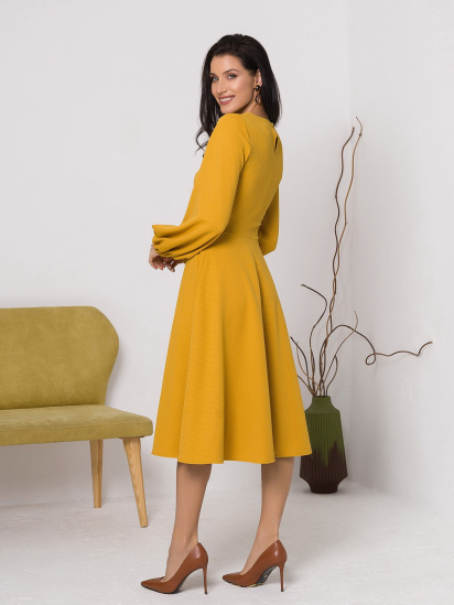 Платье миди ISSA Plus модель 12423_mustard — фото - INTERTOP