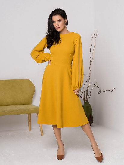 Сукня міді ISSA Plus модель 12423_mustard — фото - INTERTOP