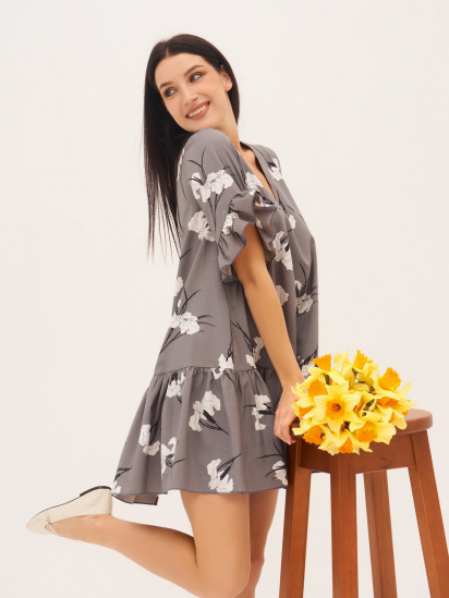 Платье мини ISSA Plus модель 13307_grey — фото 3 - INTERTOP