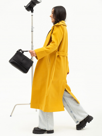 Пальто ISSA Plus модель 13711_mustard — фото - INTERTOP