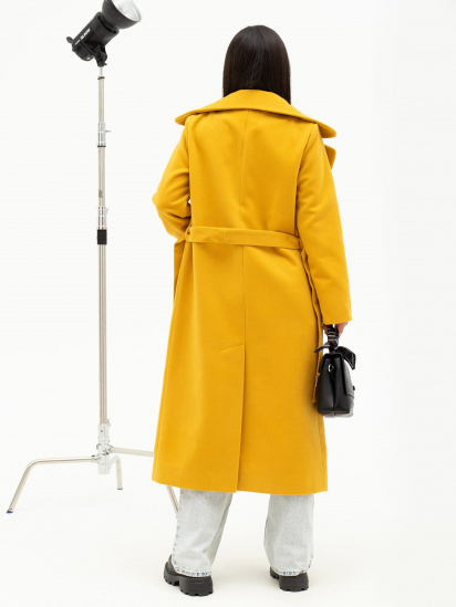 Пальто ISSA Plus модель 13711_mustard — фото 3 - INTERTOP