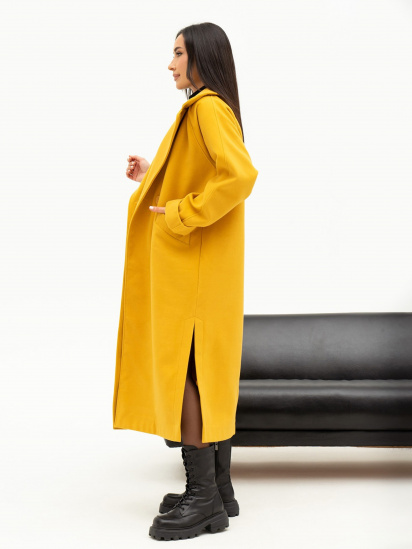 Пальто ISSA Plus модель 13713_mustard — фото - INTERTOP