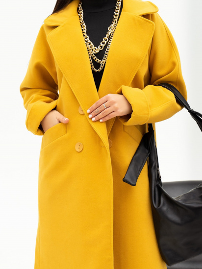 Пальто ISSA Plus модель 13713_mustard — фото 4 - INTERTOP