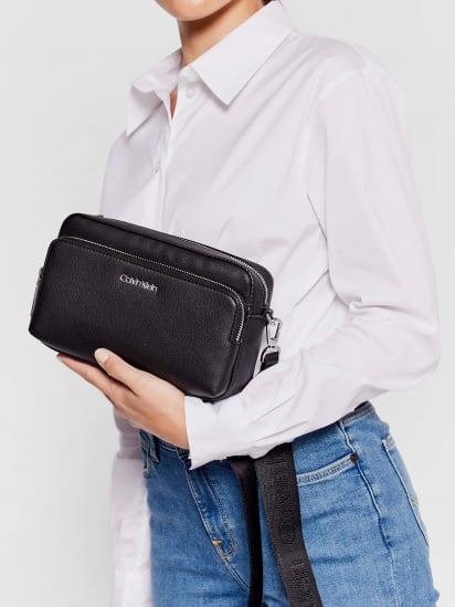 Крос-боді Calvin Klein Ck Must Camera Bag W/Pckt Lg модель K60K608410-BEH — фото 6 - INTERTOP