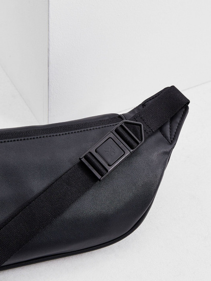 Поясная сумка Calvin Klein Jeans модель K50K507210_BDS — фото 4 - INTERTOP