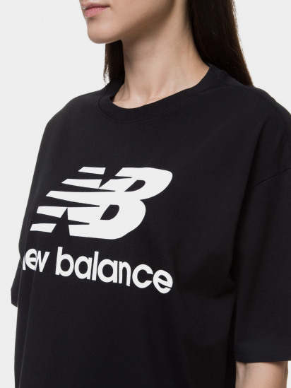 Футболка спортивна New Balance Essentials Stacked Logo модель WT03519BK — фото 3 - INTERTOP