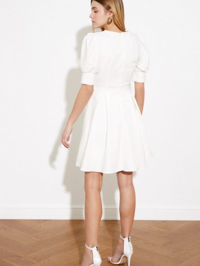 Сукня міні Trendyol модель TWOSS20EL1639/Ekru — фото - INTERTOP