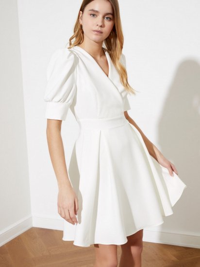 Сукня міні Trendyol модель TWOSS20EL1639/Ekru — фото - INTERTOP