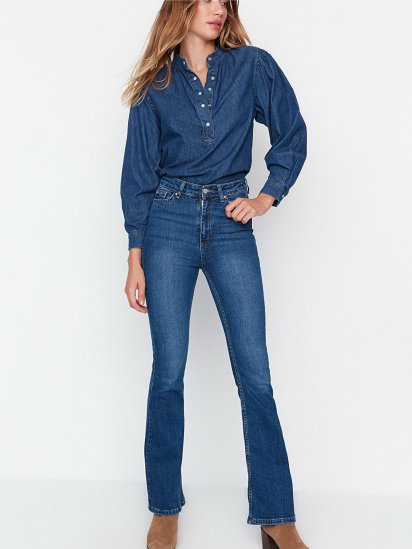 Расклешенные джинсы Trendyol модель TWOAW23JE00150/Mavi — фото - INTERTOP