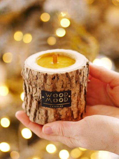 WOOD MOOD ­Компактная подарочная свеча в дереве с фактурной корой модель 1112300000 — фото - INTERTOP