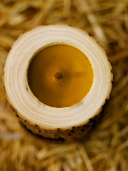 WOOD MOOD ­Компактна подарункова свічка в дереві із фактурною корою модель 1112300000 — фото 3 - INTERTOP