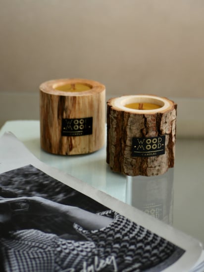 WOOD MOOD ­Компактна подарункова свічка в дереві із фактурною корою модель 1112300000 — фото - INTERTOP